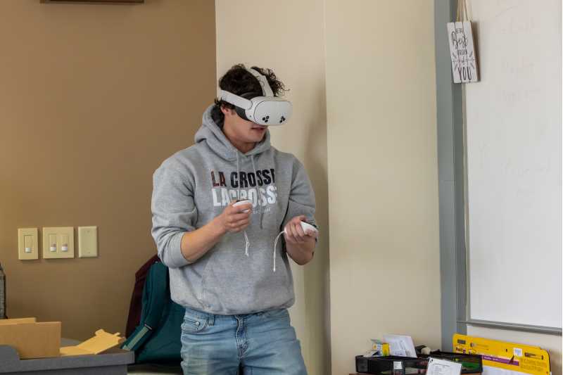 Spanish student testing a virtual reality headset.