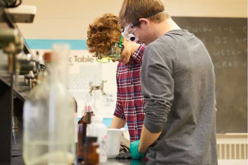UW-La Crosse Concurrent Enrollment students work together in a lab