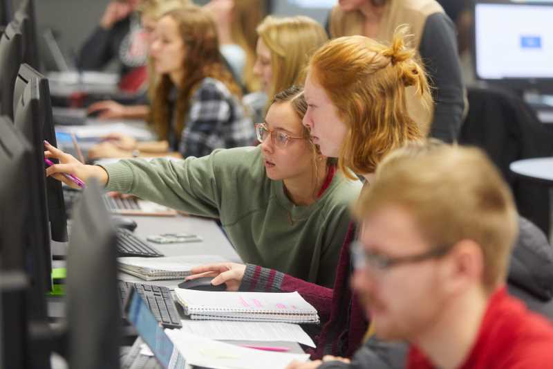 UWL students in Murphy Library