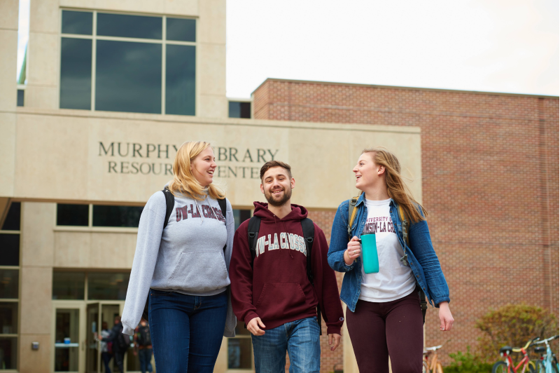 Students outside of Murphy Library