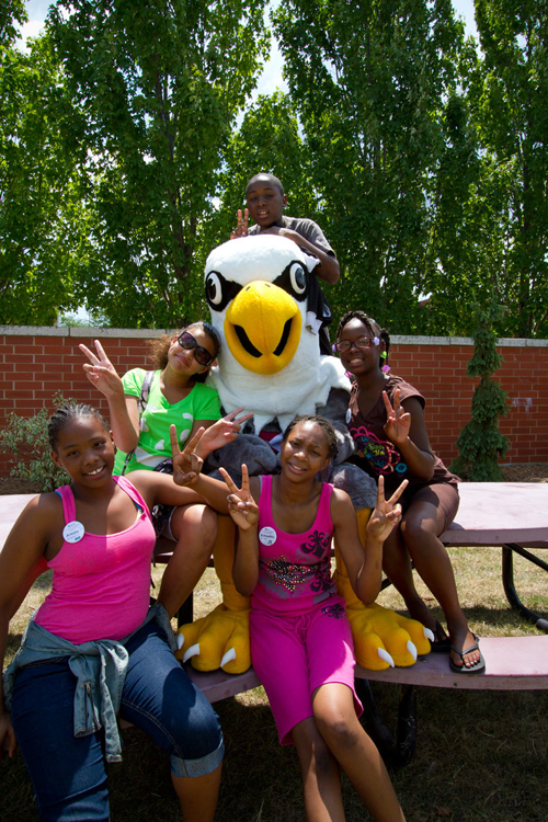 Rufus King Middle School students with UW-L's mascot. 