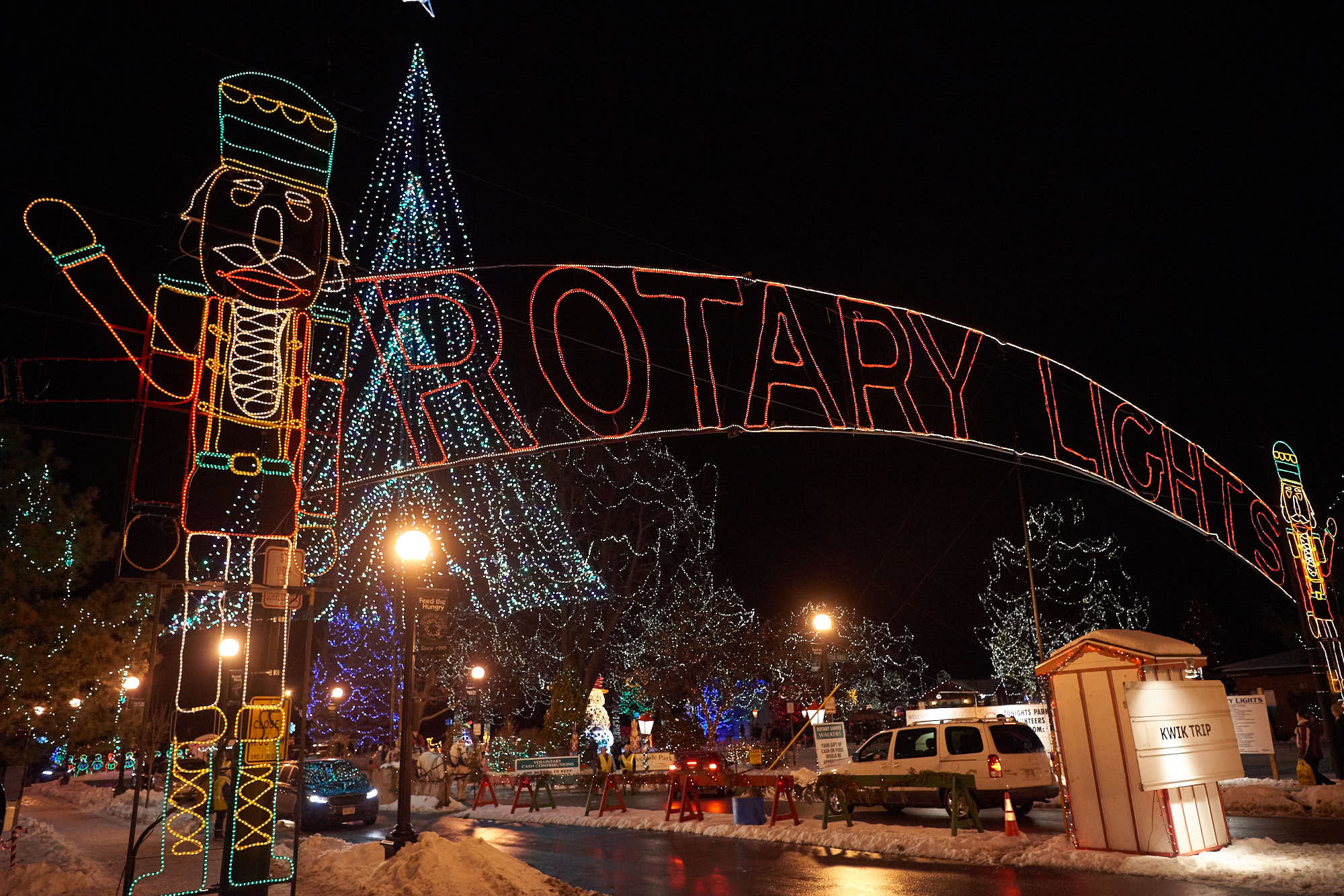 2016_uwl_holiday_rotary_lights_main_hall_021