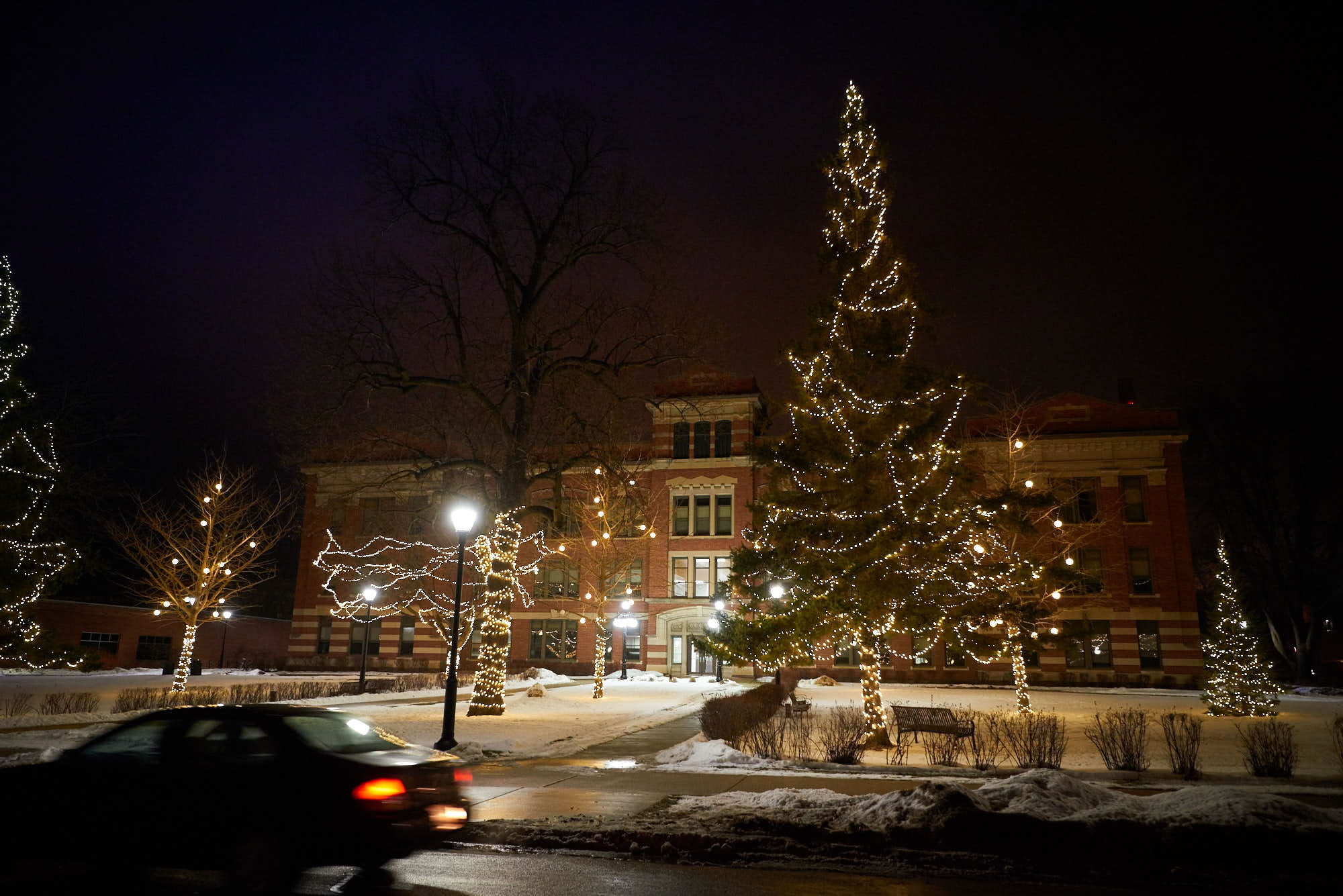 2016_uwl_holiday_rotary_lights_main_hall_074