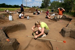UW-L archaeology class pictured near Holmen. Image courtesy of La Crosse Tribune