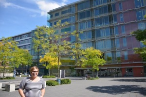 Image of Noelle Ponasik standing in front of a building at Frankfurt University of Applied Sciences.