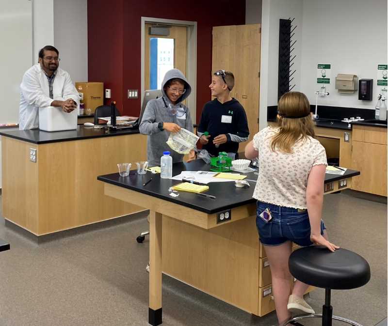 Hands-On Science students work with faculty in a UWL laboratory.